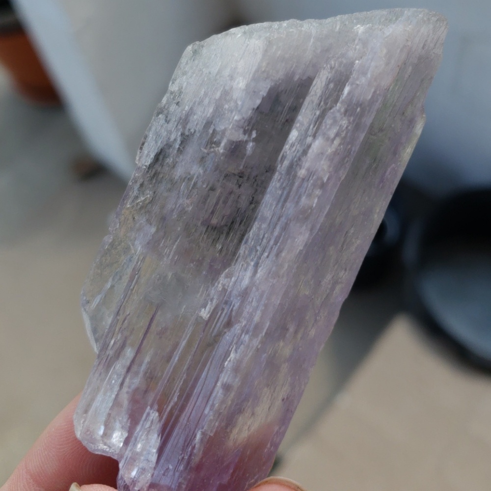 525 Carat Pink Kunzite Crystal - Picture 5 of 8